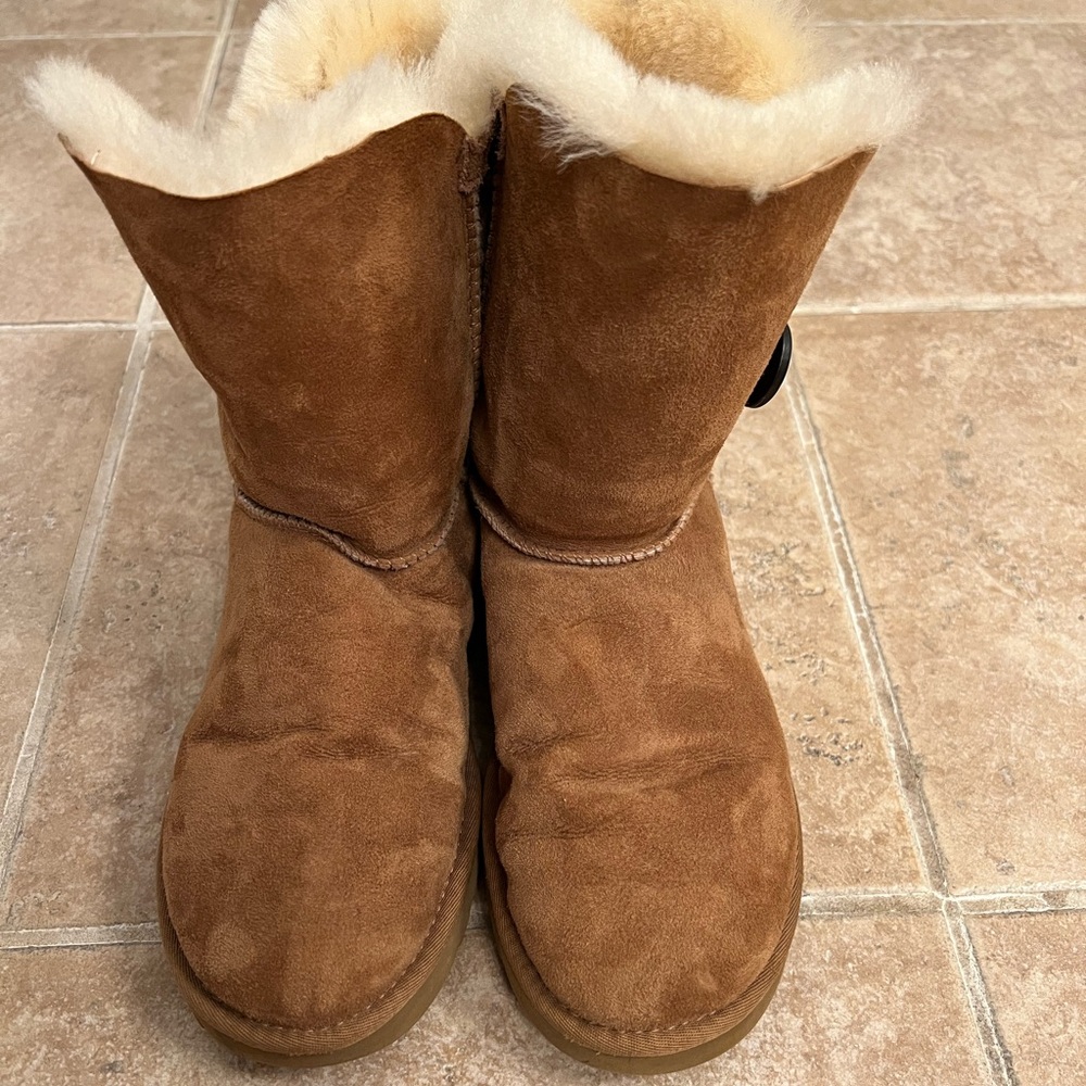 UGG Brown Ankle Boots with Cream Lining Size 8